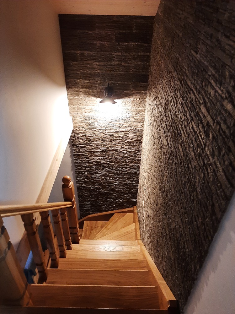 dřevěné osvětlené schody dolů